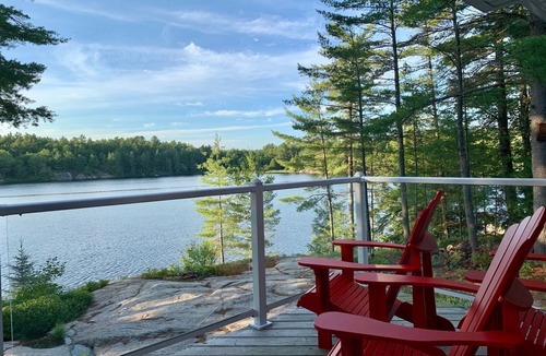 Bracebridge House | WATERFRONT COTTAGE in Muskoka