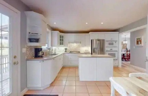 Port Franks House | Waterfront cottage | Sleeps 10 | Steps away from Port Franks private beach