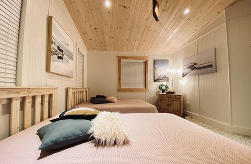 Trent Lakes Cottage | Waterfront Cottage Retreat With Hot Tub and Sauna