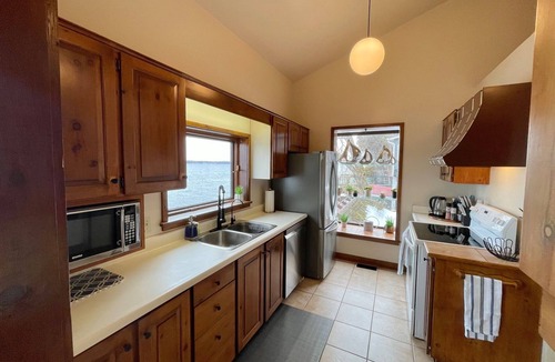 Elizabethtown-Kitley House | Waterfront Cottage With Unique Design