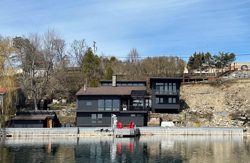 Elizabethtown-Kitley House | Waterfront Cottage With Unique Design