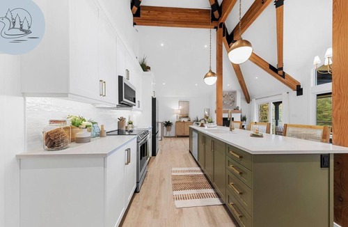 Lake of Bays Cottage | Waterfront Cottage, Water Trampoline, EV Charger, Fireplace, Dbl Kayak, Pet OK