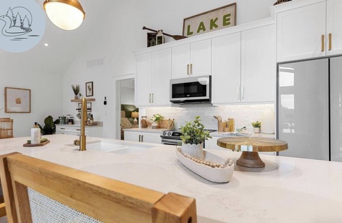 Lake of Bays Cottage | Waterfront Cottage, Water Trampoline, EV Charger, Fireplace, Dbl Kayak, Pet OK