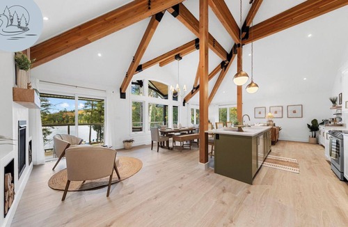 Lake of Bays Cottage | Waterfront Cottage, Water Trampoline, EV Charger, Fireplace, Dbl Kayak, Pet OK