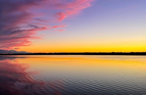 Kirkfield House | Waterfront Cottage with Stunning Sunsets & Hot Tub