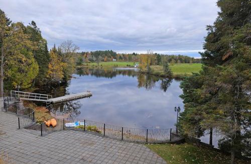 McKellar Villa | Waterfront, dream stay at Belle Vue Cottage