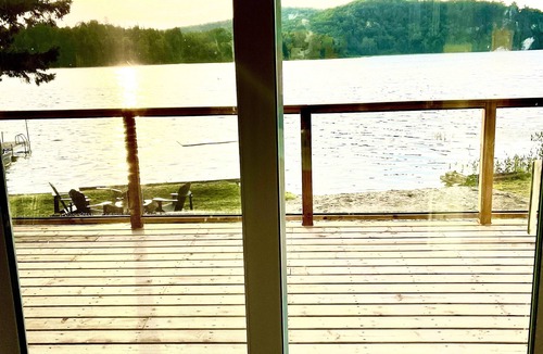 Hastings Highlands Cottage | Waterfront Family Cottage with Private Beach and Hot Tub