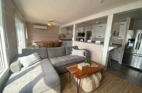 Selwyn Cottage | Waterfront Family Friendly Escape on Chemong Lake w/WIFI & A/C