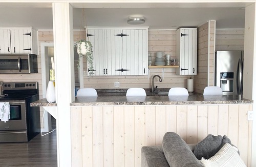 Selwyn Cottage | Waterfront Family Friendly Escape on Chemong Lake w/WIFI & A/C