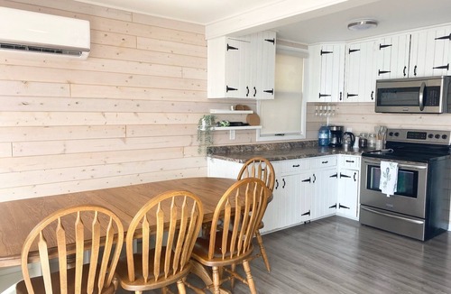 Selwyn Cottage | Waterfront Family Friendly Escape on Chemong Lake w/WIFI & A/C