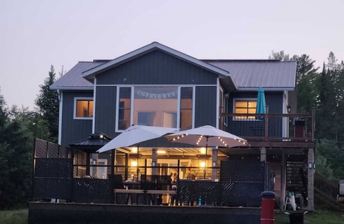 Renfrew County House | Waterfront House, Privacy, Outside Hot Tub&Barrel Sauna, WiFi, Fishing, Kayaking