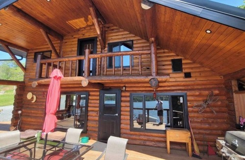 Northern Ontario House | Waterfront Lake House Log Cabin