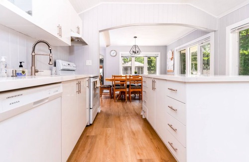 Gravenhurst House | Waterfront Lake Muskoka cottage one thousand and one night