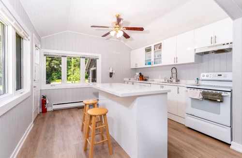 Gravenhurst House | Waterfront Lake Muskoka cottage one thousand and one night