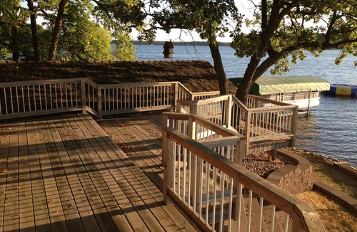 South Haven Cottage | Waterfront, Lake Sylvia Cabin w/Massive Deck & 2 Docks 3BR/2BA - Sleeps 8
