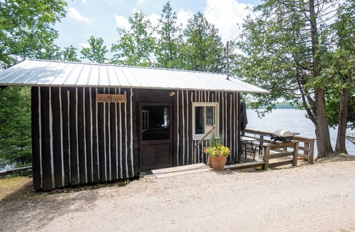 North Frontenac Cabin | Waterfront Log Cabin at the shores of Mosque Lake!