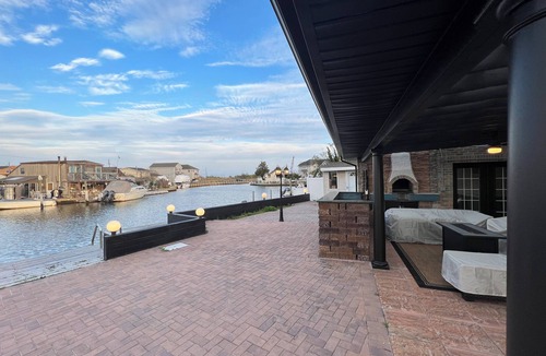 Long Island House | Waterfront Luxury: Brick Ranch - Summer Dream!