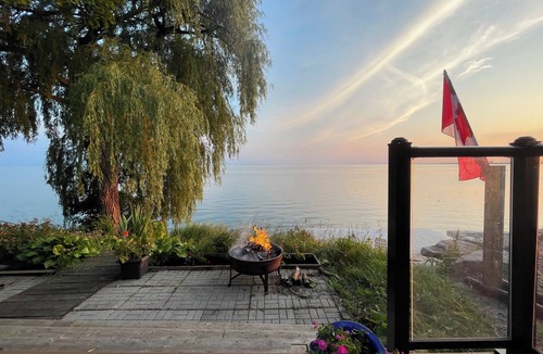 Selkirk Cottage | Waterfront Modern Cozy 3-bedroom Entire Cottage