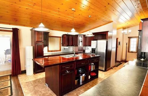 Bracebridge Cottage | Waterfront Muskoka Cottage - a charming retreat only 1hr40mins from Toronto
