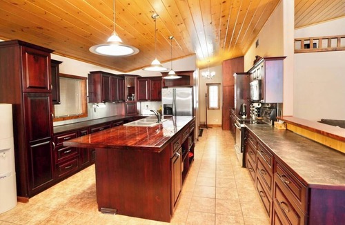 Bracebridge Cottage | Waterfront Muskoka Cottage - a charming retreat only 1hr40mins from Toronto