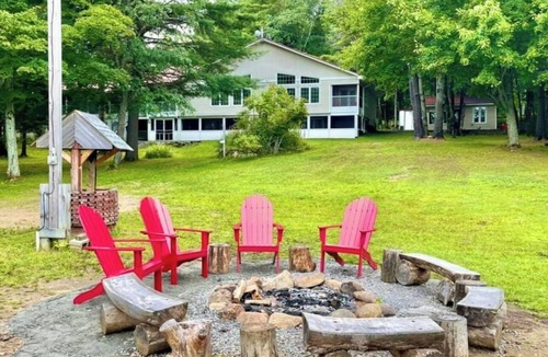 Bracebridge Cottage | Waterfront Muskoka Cottage - a charming retreat only 1hr40mins from Toronto