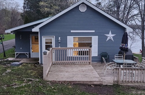 Frontenac Cottage | Waterfront Paradise on the Lake