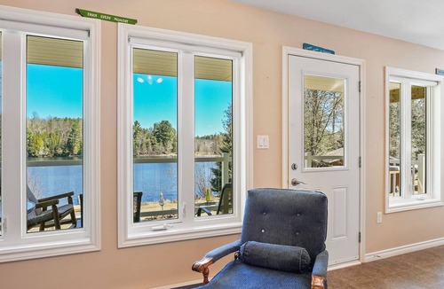 Faraday Cottage | Waterfront Private Hideaway in Bancroft (ClamOnInn)