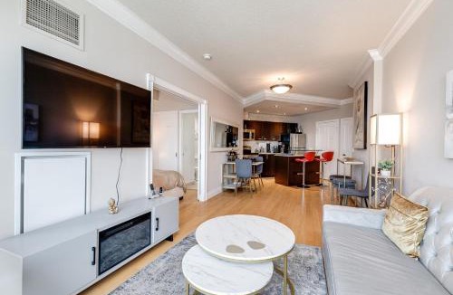 Central Waterfront Apartment | Waterfront Queens Quay West