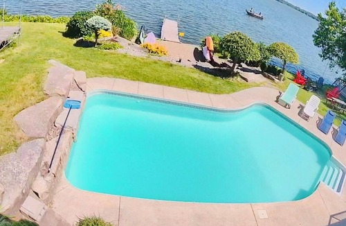 Valentia House | Waterfront Sunrise bungalow w/Swimming Pool