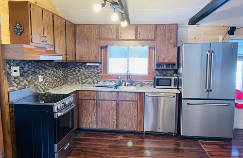 Havelock-Belmont-Methuen Cottage | Waterfront Villa Deer
