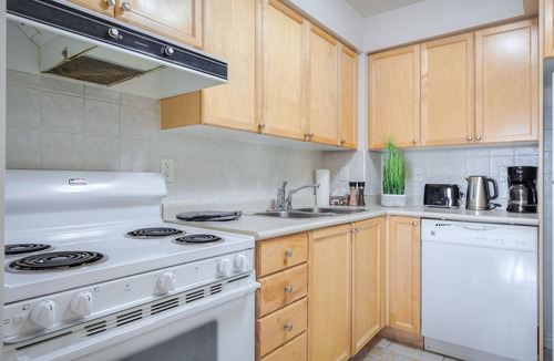 Downtown Mississauga Apartment | Waterfront York Blvd