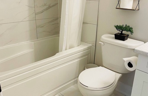 Welland Bed & Breakfast | Waterview Estates Luxurious Living 20 min to Niagara Falls. Backing to a water