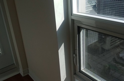 Bay Cloverhill Apartment | WELCOME TO LA RELAXATION n1 Room with a Queen size bed, desk & chair mini fridge