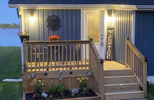 Valentia Cottage | What A View Cottage - Kawartha Lakes Waterfront - 3 Bedroom - Great Swimming !