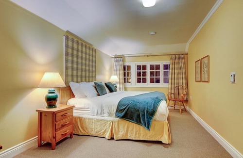 Georgina Ski Chalet | Wheelchair accessible Relaxing cozy Chalet (Leacock)