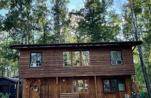 Athabasca Cottage | Whimsical Cottage by the Lake