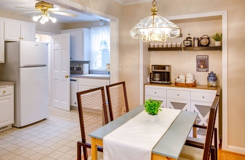 Lynnhurst House | Whimsical & Cozy Home, <1mile to lake, Arcade machine, Family Friendly, Quiet