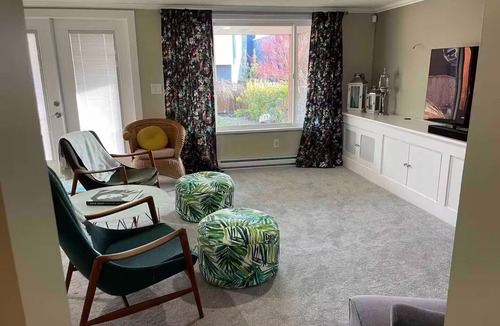 White Rock Bed & Breakfast | White Rock beach house suite 2 blocks from the pier! Fun & colourful decor.