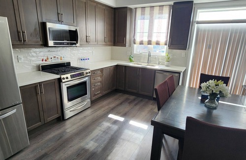 Paris House | Whole House 4 BR 3.5 WR, 2 km to H.W 403 & Downtown