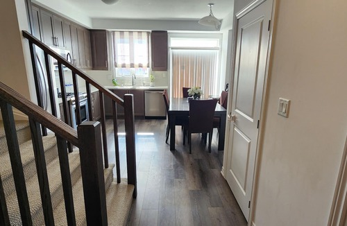 Paris House | Whole House 4 BR 3.5 WR, 2 km to H.W 403 & Downtown