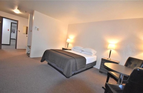 Maple Creek Hotel | Willowbend Hotel