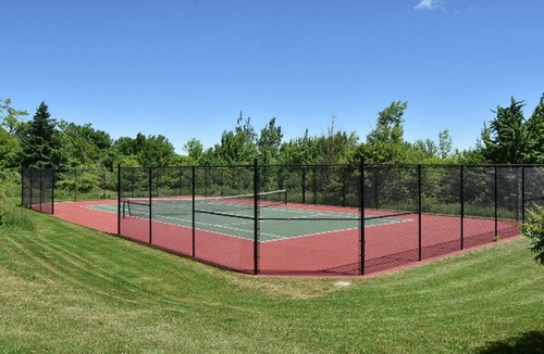 Mulmur House | Winter ski/summer tennis & 2 ponds on 30 wooded acres, 7 km S of Creemore.