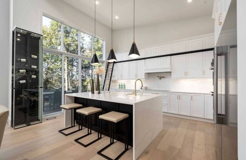 Bracebridge House | WoodLake Retreat – High-Speed Comfort, Cozy Sauna, Timeless Views