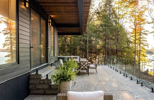 Bracebridge House | WoodLake Retreat – High-Speed Comfort, Cozy Sauna, Timeless Views