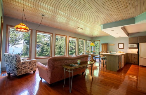 Central Huron Cottage | Woodland Retreat *King Bed* Private Lake Access