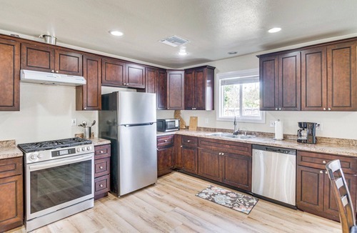 Van Nuys House | Work & Explore! Los Angeles Home w/Spacious Yard