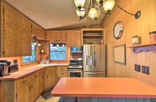 South Haven Cottage | Year-Round Waterfront Getaway: Lake Access + Dock!