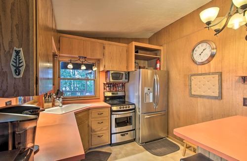 South Haven Cottage | Year-Round Waterfront Getaway: Lake Access + Dock!