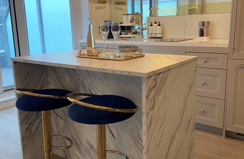 Midtown Toronto Hotel | Yorkville Executive Suite 1BD 1BTH TERRACE w private outdoor dining + couch