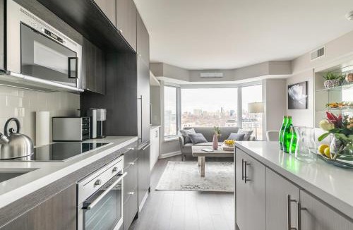 Bloor-Yorkville Apartment | Yorkville Luxury 2 Bedroom & Parking
